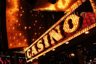 Spadegaming slot game interface showing paytable and bonus feature details on glowin88